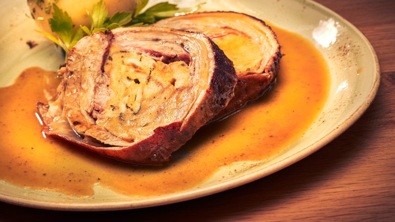 Pub classic: Bratl, © Niederösterreich Werbung/Andreas Hofer A plate with roast and potatoes in gravy.