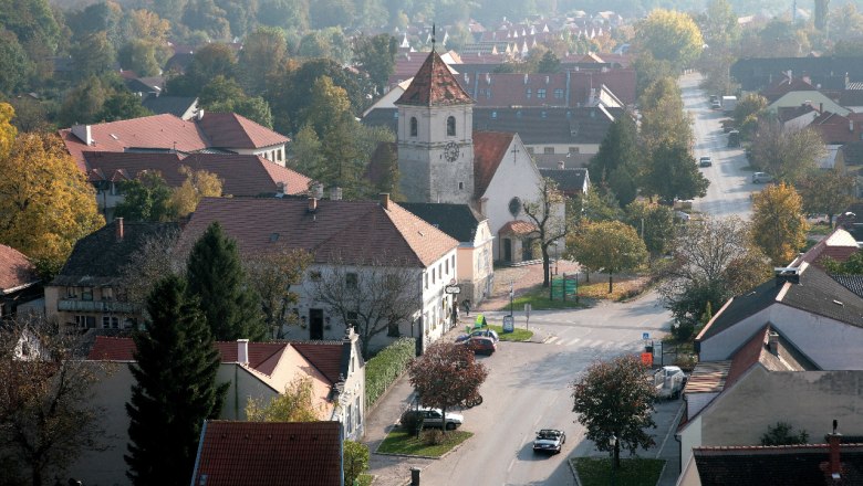 Katzelsdorf, © Thermengemeinden Aerial view of a village with church and trees.