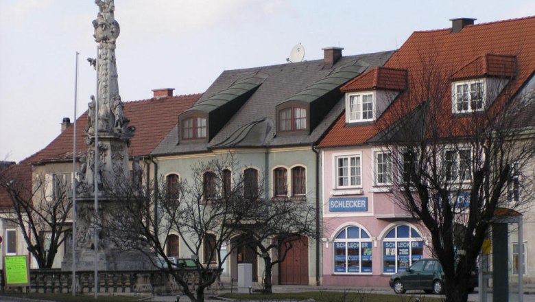 Ebenfurth, © Stadtgemeinde Ebenfurth Street scene in Ebenfurth with historic buildings and a statue.