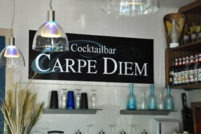 Carpe Diem_Shield, © Carpe Diem Interior view of a bar with a sign 'Cocktailbar Carpe Diem' on the wall.