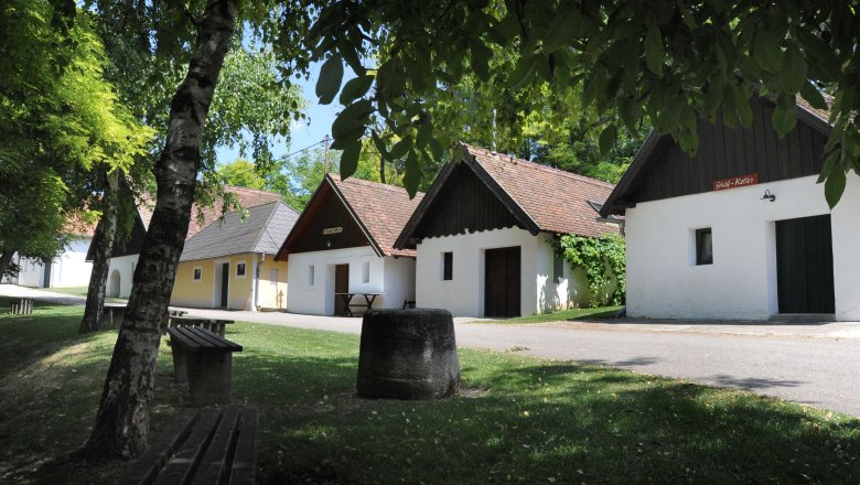 Wine cellar lane Leithen Platt, © Gemeinde Zellerndorf A picturesque wine cellar lane with traditional wine cellars and green surroundings in Zellerndorf.