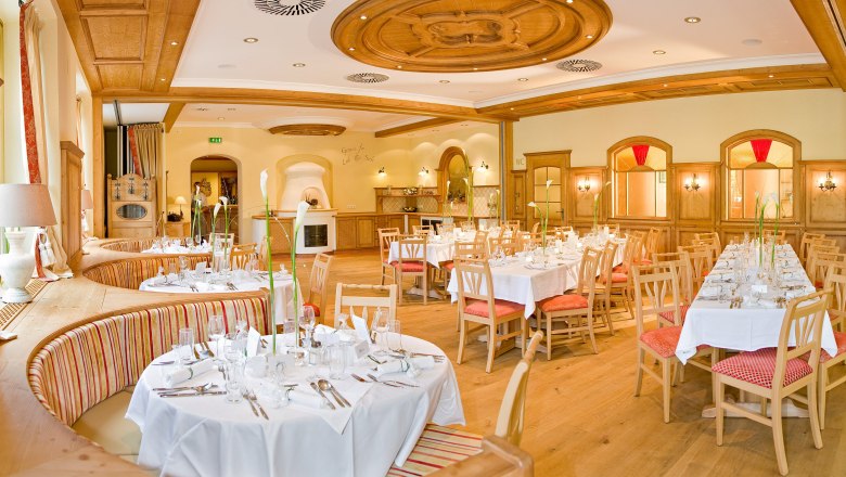 Hall for celebrations of all kinds, © Patrick Haberler Elegant ballroom with laid tables and wooden furnishings.