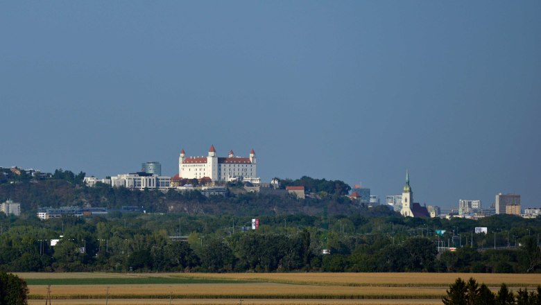 Bratislava view, VIA.CARNUNTUM., © Donau Niederösterreich, Steve Haider View of Bratislava Castle and the city in the background, surrounded by green countryside.