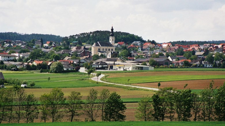 Market town Karlstetten, © zVg Karlstetten Panorama of the market town of Karlstetten with church and surrounding fields.