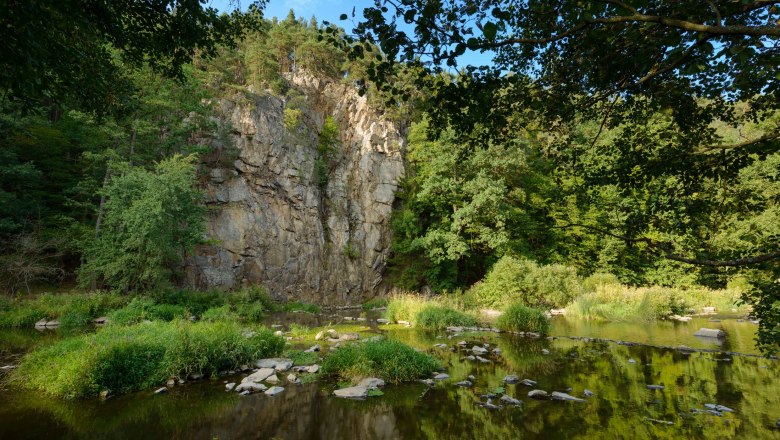 Rock face at the Hahnmühle, © Matthias Schickhofer Rock face at the Hahnmühle with trees and river in the foreground.