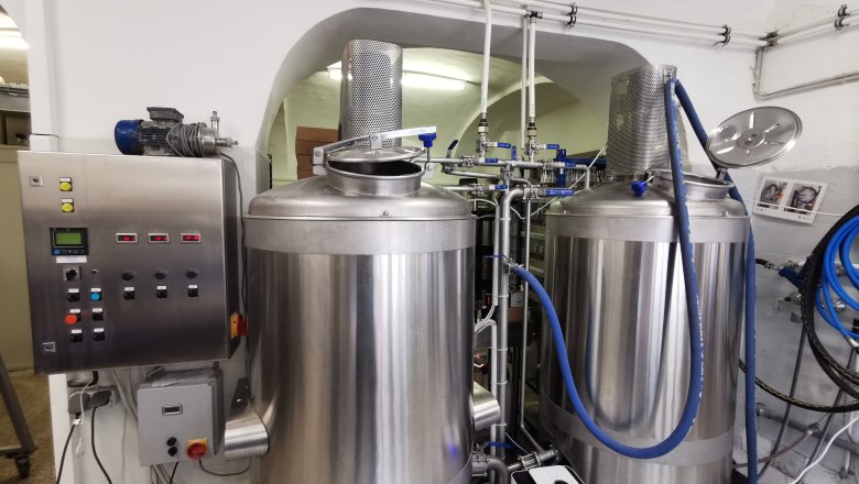 TDR brewing kettle, © Drunken Unicorn Beer Factory Two large stainless steel brewing kettles in a brewery with control panel.