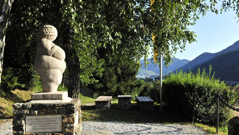 Venus of Willendorf discovery site, © Robert Herbst Venus on a pedestal surrounded by sand and a resting place