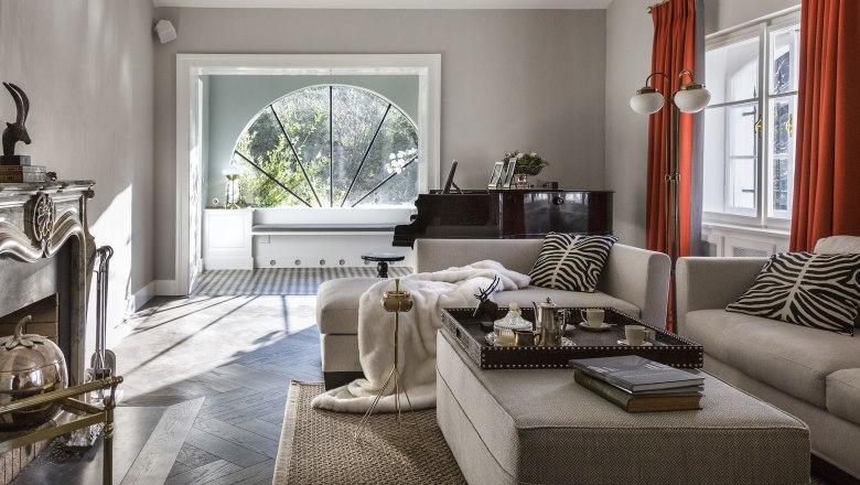 Villa Antoinette, © Matthias Kronfuss Elegant living room with fireplace, piano and large windows.