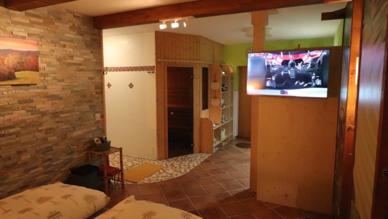 TDR private room Sischka, © Sischka Guest room with double bed and TV on the wall