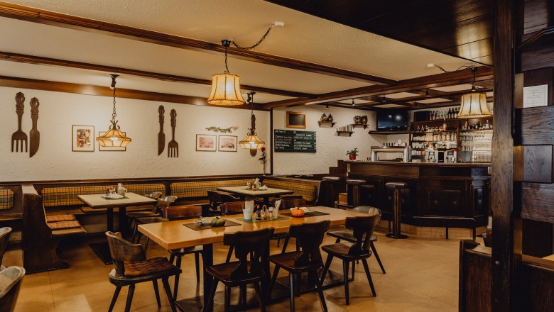 Genuine pub atmosphere, © Niederösterreich Werbung/Klaus Engelmayer Cozy pub with wooden furniture, bar and decorative lamps.
