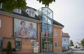 Outdoor gallery Oskar Kokoschka House, © Robert Herbst Exterior view of the Oskar Kokoschka House with large painting on the façade.