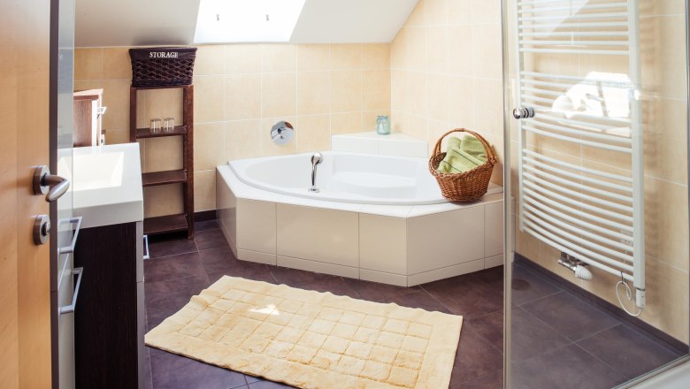 Bathroom, © Bioweingut Jakob Modern bathroom with bathtub, towel rail and skylight.