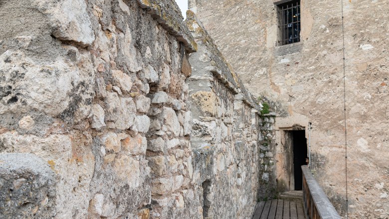 City wall at the Reckturm, © Wiener Alpen, Christoph Schubert Stone city wall with wooden floor and door.