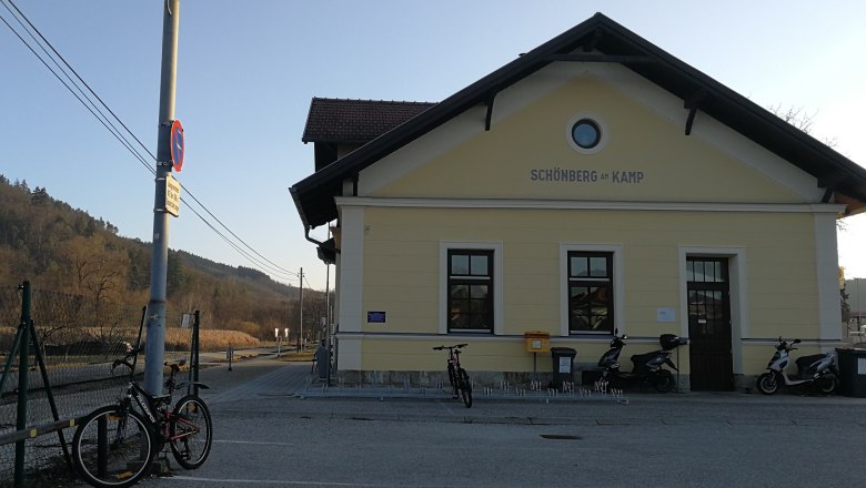 Schönberg am Kamp railroad station, © Roman Zöchlinger Schönberg am Kamp station with bicycles and scooters in front of it, surrounded by rural countryside.