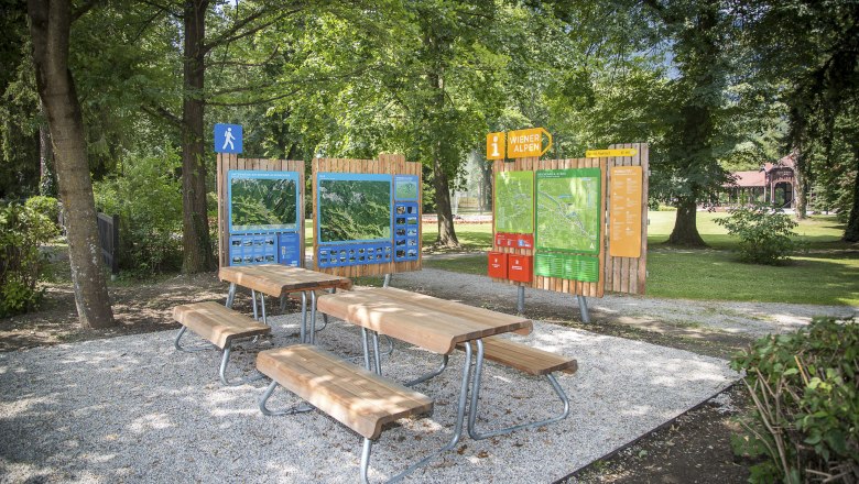 Hiking starting point Kurpark Reichenau, © Wiener Alpen, Foto: Franz Zwickl Hiking starting point in the Reichenau spa gardens with information boards and benches.