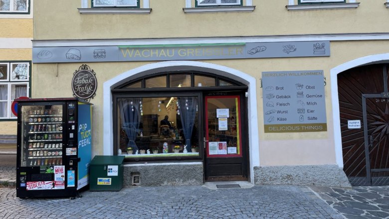 Wachau Greissler, © Wachau Greissler Store entrance with a vending machine in front of it