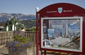 High Road Museum, © Wiener Alpen, Foto: Bene Croy Showcase of the High Road Museum with mountain landscape in the background.