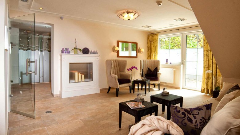 Wellness area Residenz Wachau, © Residenz Wachau Elegant wellness area with fireplace, armchairs and glass door.