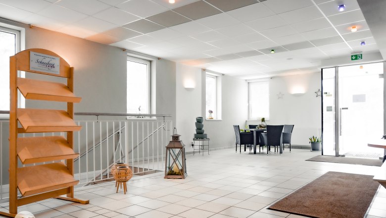 Reception area, © TheVerve-Agentur (theverve.at) Bright reception area with table, chairs and decoration.