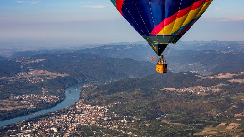 Balloon days Krems-Langenlois 2018 - Balloon flight over the Wachau region, © Jürgen Übl Hot air balloon over the Wachau with a view of the Danube and surrounding countryside.