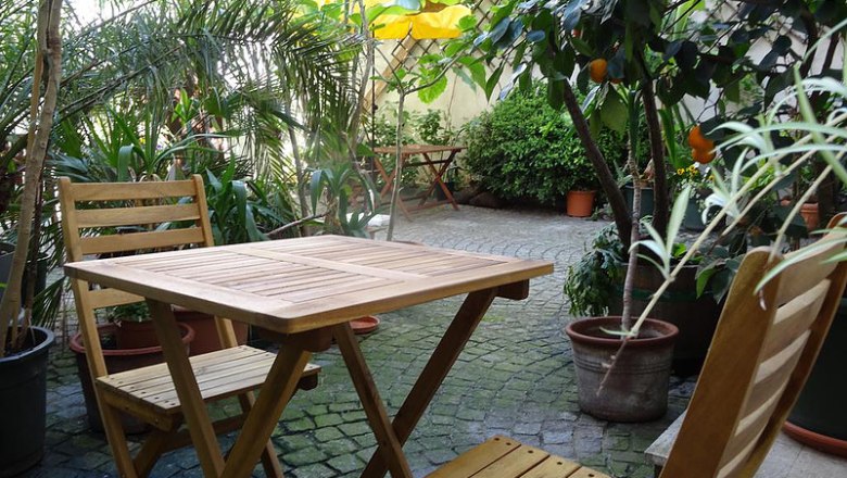 Relax in the Mediterranean courtyard, © Ferdinand Stasny Relax in the Mediterranean courtyard, © Ferdinand Stasny