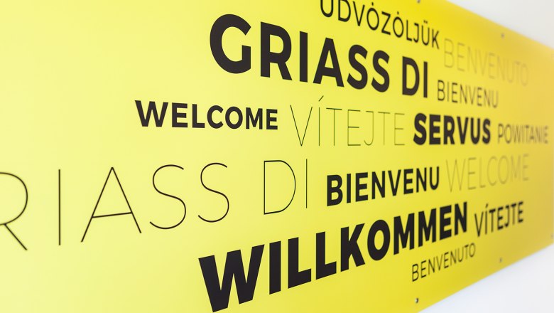 welcome_web, © Hotel Tullnerfeld A sign with the word Welcome in various languages.