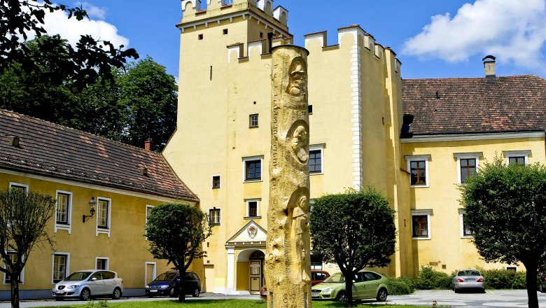 Municipality of Groß-Siegharts, © Stadtgemeinde Groß-Siegharts Yellow building with tower and golden sculpture in the foreground.