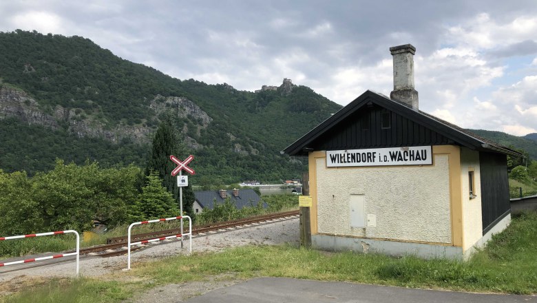 Willendorf train station, © Donau NÖ Tourismus Small station building in Willendorf in the Wachau, surrounded by green hills and railroad tracks.