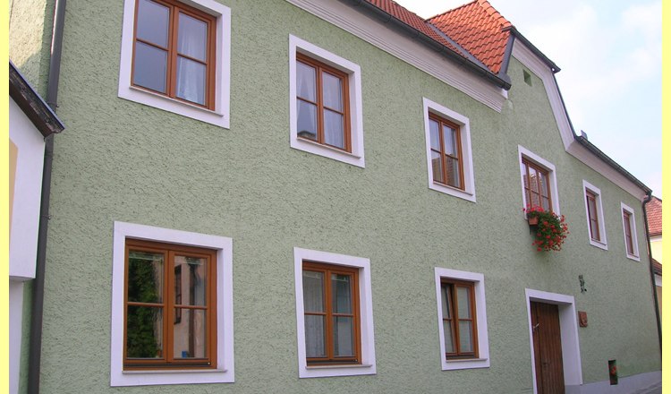 Oberloiben 20, © Familie Mörtinger Green house with red roof tiles and wooden windows.