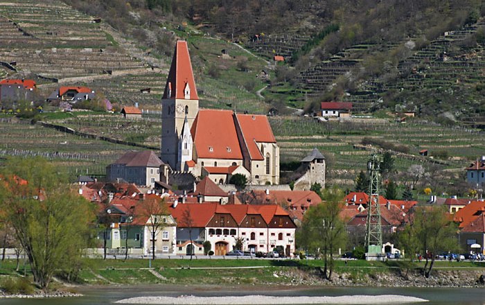 Wehrkirchen Weißenkirchen, © Jügen Übl Fortified church in Weißenkirchen in der Wachau with surrounding buildings and vineyards.