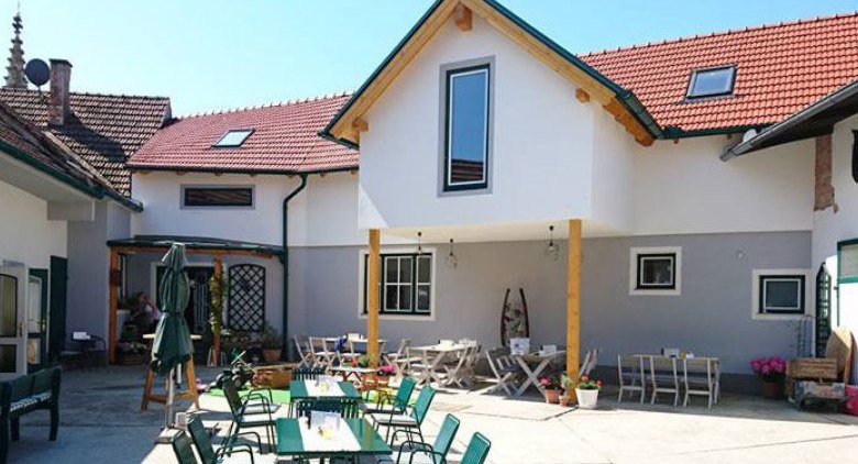 Winery Erwin Winkler, © Erwin Winkler Inner courtyard of an inn with outdoor tables and chairs.