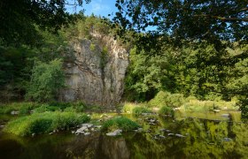 Rock face at the Hahnmühle, © Matthias Schickhofer Rock face at the Hahnmühle with trees and river in the foreground.