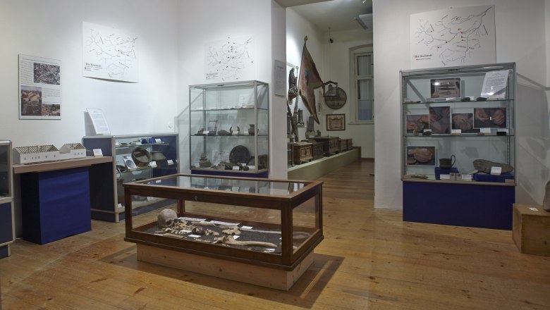 Neunkirchen Municipal Museum, © Wiener Alpen/Bene Croy Interior view of a museum with display cases full of archaeological artifacts.