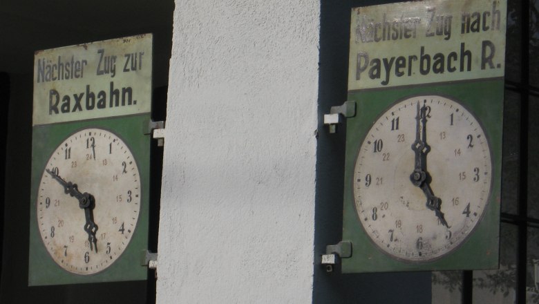 Pure nostalgia, © © ÖGLB/Albin Michlmayr Two old station clocks with signs for trains to the Raxbahn and Payerbach.