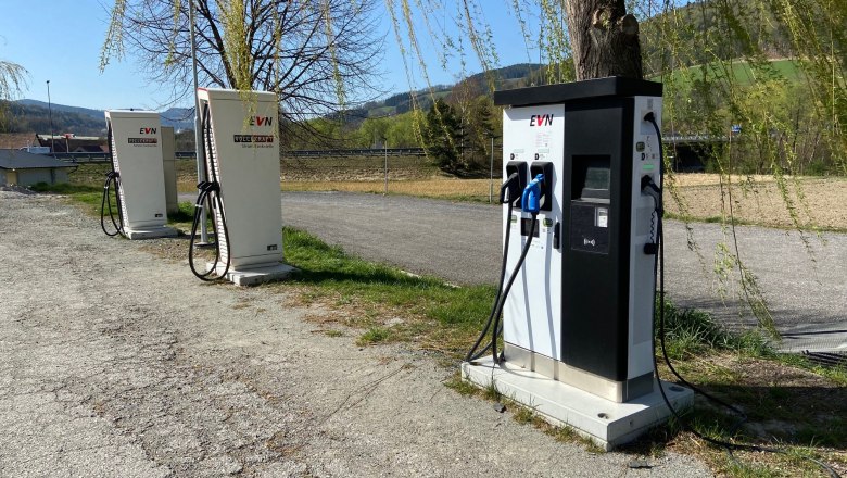 E-charging stations - parking lot Gasthof Pichler, © Wiener Alpen Three charging stations in a parking lot at an inn, surrounded by trees and countryside.
