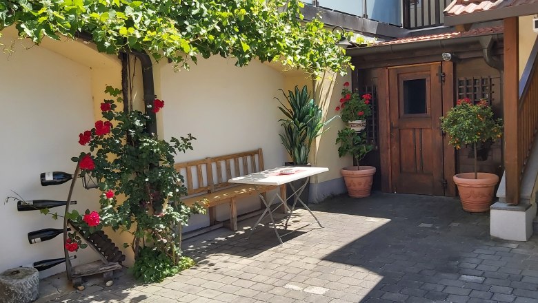 Sitting area in the courtyard, © Familie Hofbauer Sitting area in the courtyard, © Familie Hofbauer