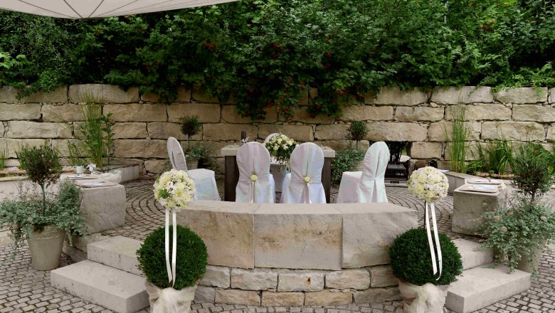 Wedding in the love garden, DIE GARTEN TULLN, © DIE GARTEN TULLN Wedding decoration in the garden with white chairs and flowers.