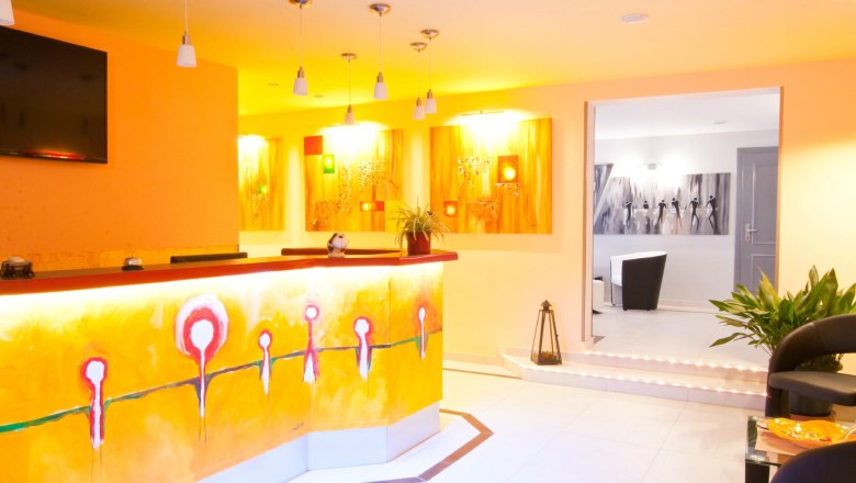 We welcome you at the reception desk, © Hotel Residenz Hössinger We welcome you at the reception desk, © Hotel Residenz Hössinger