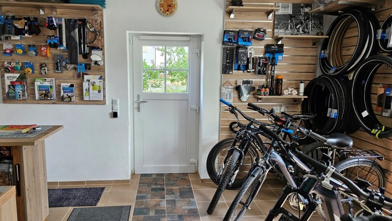 Kastner bike workshop, © Kastner Interior view of a bicycle workshop with bicycles and accessories on the walls.