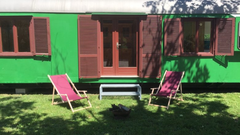 Luggage trolley with shady front garden, © M. Schorn Luggage trolley with shady front garden, © M. Schorn