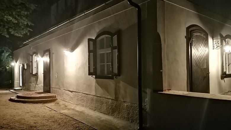 Country estate Oberhof, © Landsitz Oberhof Illuminated building at night with open windows and doors.