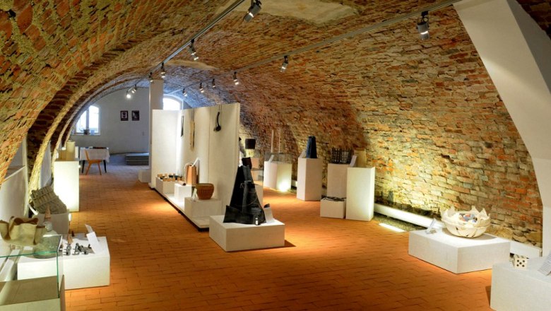 Kulturkeller Schloss Dobersberg, © Kulturkeller Schloss Dobersberg Exhibition space with brick walls and works of art on pedestals.