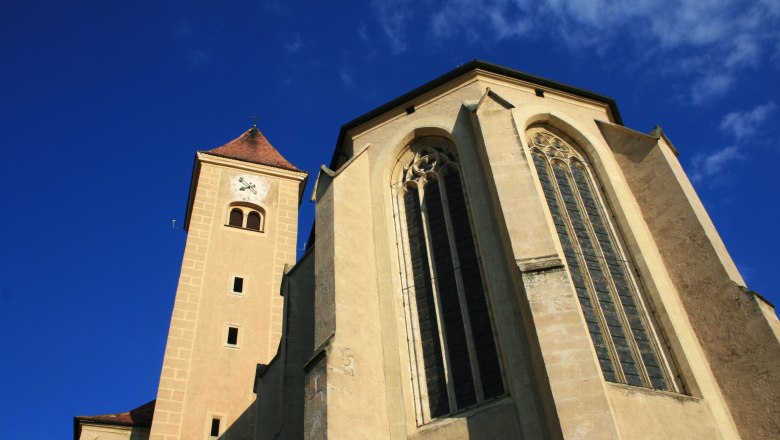 St. Blood Church Pulkau, © Fotoclub Pulkau View of the Church of the Holy Blood in Pulkau with tower and Gothic windows against a blue sky.