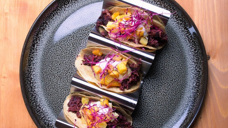 Dish served on a black plate, © wenigistmehr Dish served on a black plate