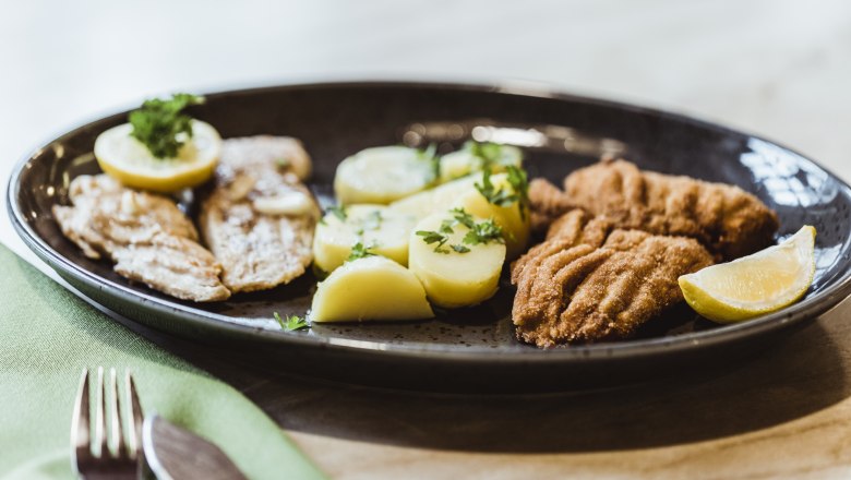Classics: Waldviertel carp & beer dishes, © Niederösterreich Werbung/David Schreiber A plate with fish, potatoes and lemon slices.