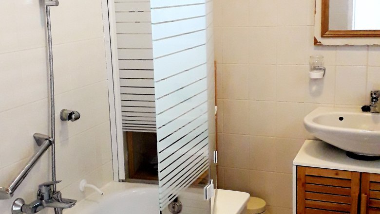 All rooms are at ground level and centrally accessible from the entrance hall., © U.E. All rooms are at ground level and centrally accessible from the entrance hall., © U.E.