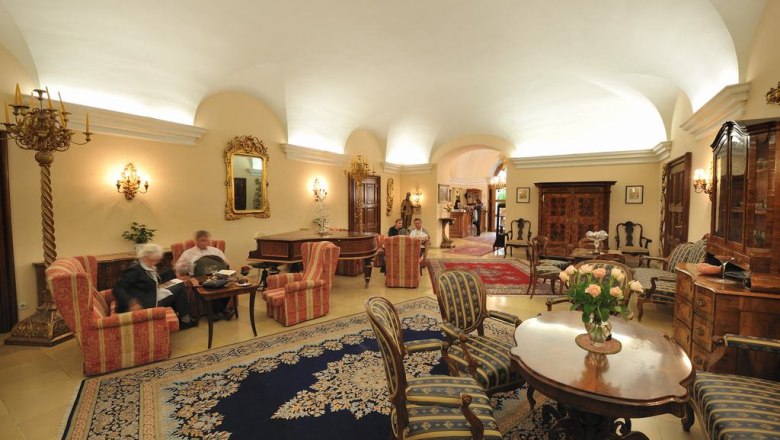 Lobby, © Hotel Schloss Dürnstein GmbH Elegant hotel lobby with antique furniture and carpets.
