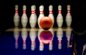 Bowling, © gemeinfrei A bowling ball rolls towards a group of pins.