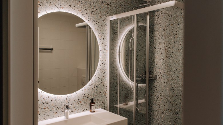 Bathroom, Comfort HEINhotel vienna airport, © HEINhotel vienna airport Modern bathroom with illuminated mirror and shower.