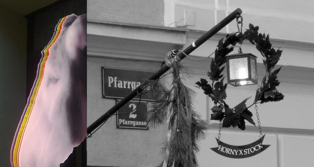 Entree with donkey head, © Norbert Stock A donkey's head with colorful stripes next to a street sign and a lantern with a wreath.